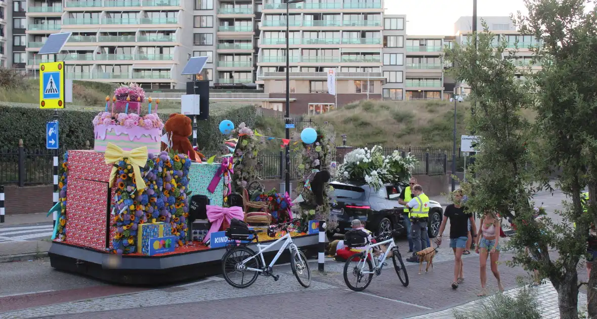 Persoon raakt bekneld onder praalwagen Holland Flower Parade - Foto 2