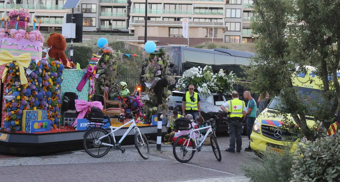 Persoon raakt bekneld onder praalwagen Holland Flower Parade - Foto 3