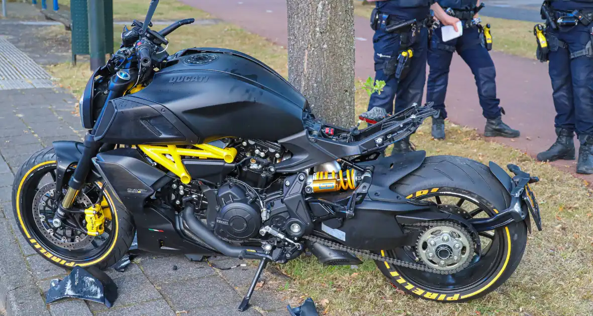 Motorrijder gewond na mislukte wheelie met Ducati-motor - Foto 5