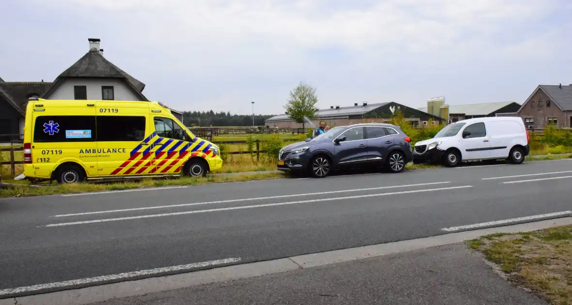 Kop-staartbotsing bestelbus en personenauto