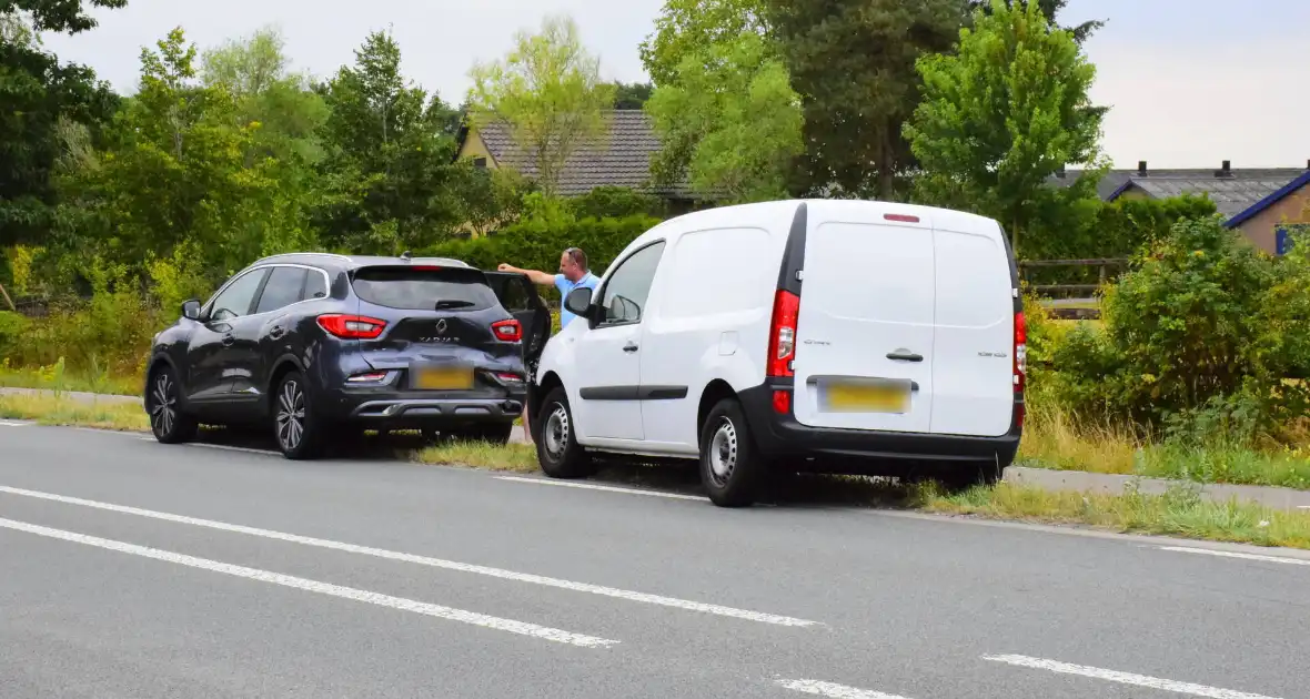 Kop-staartbotsing bestelbus en personenauto - Foto 1