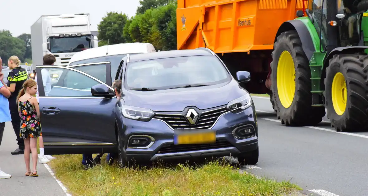 Kop-staartbotsing bestelbus en personenauto - Foto 2