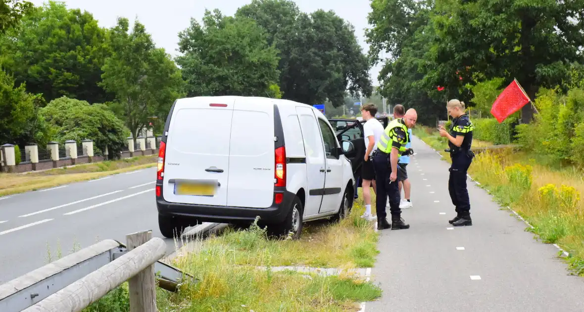 Kop-staartbotsing bestelbus en personenauto - Foto 3