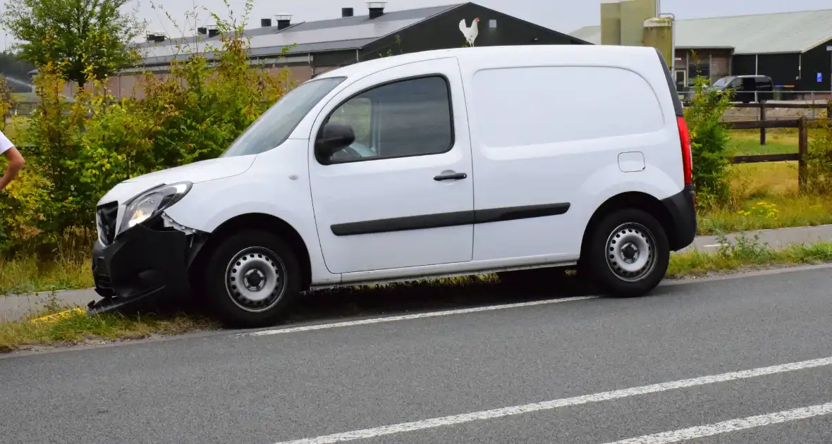 Kop-staartbotsing bestelbus en personenauto - Foto 4