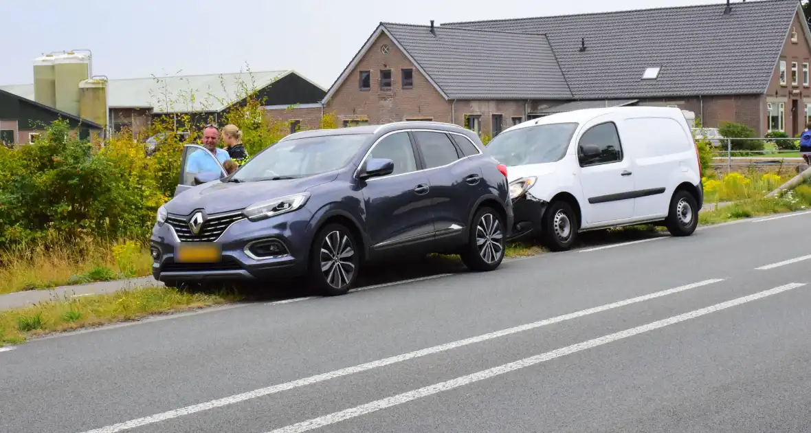 Kop-staartbotsing bestelbus en personenauto - Foto 5