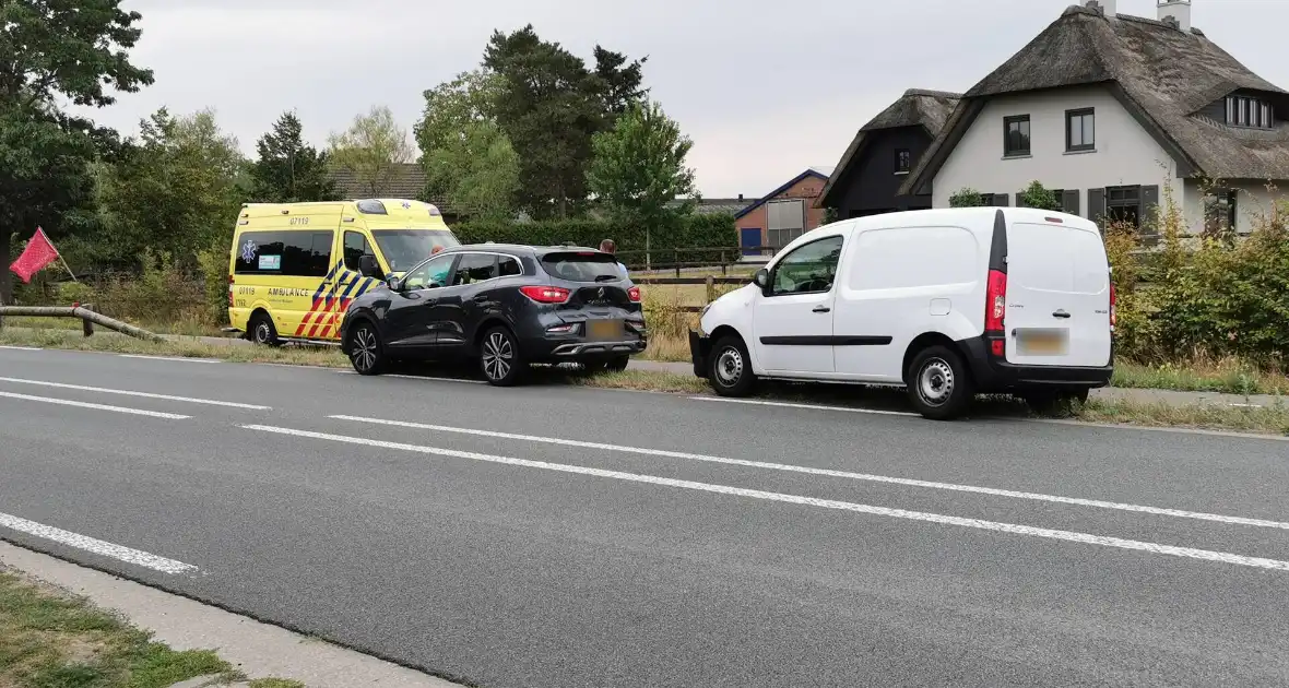 Kop-staartbotsing bestelbus en personenauto - Foto 6