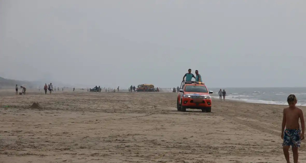 Persoon overleden bij incident op strand - Foto 4