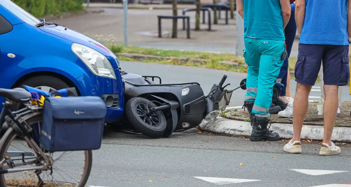 Jonge scooterrijdster geschept door auto - Foto 1