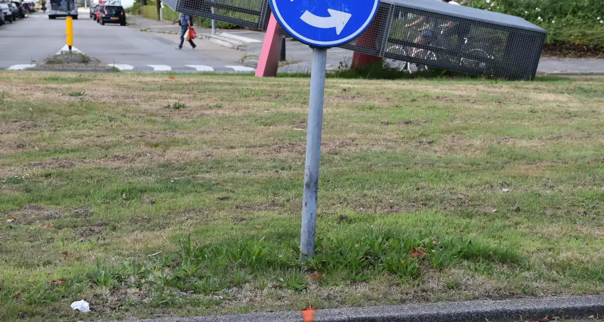 Automobilist botst tegen verkeerspaal op rotonde - Foto 1