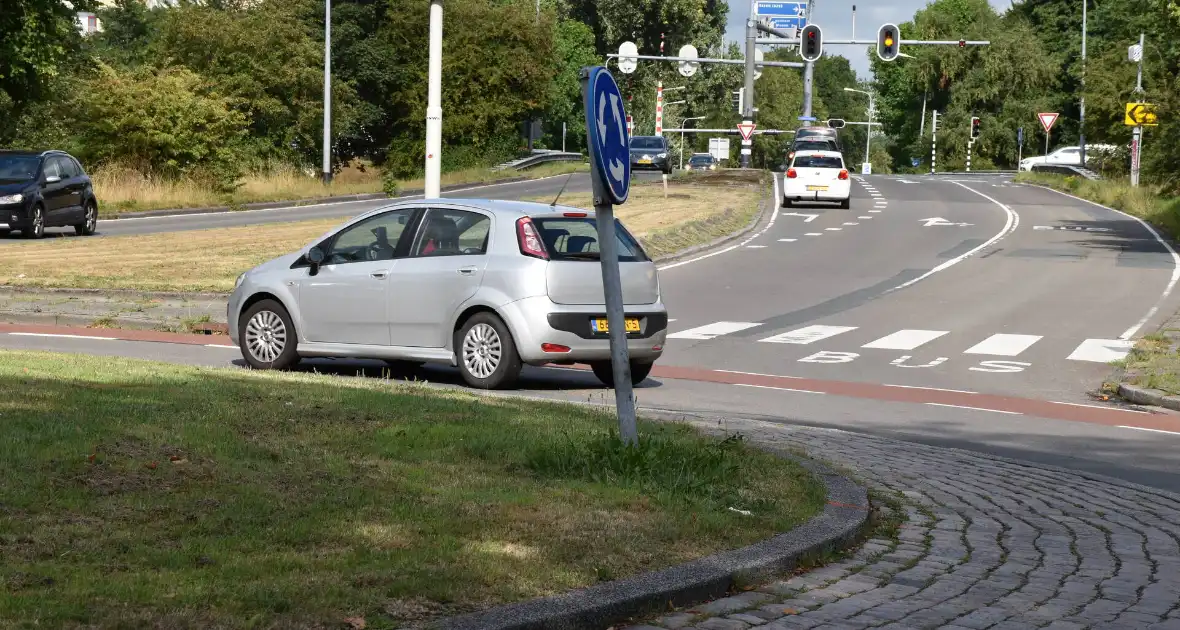 Automobilist botst tegen verkeerspaal op rotonde - Foto 2