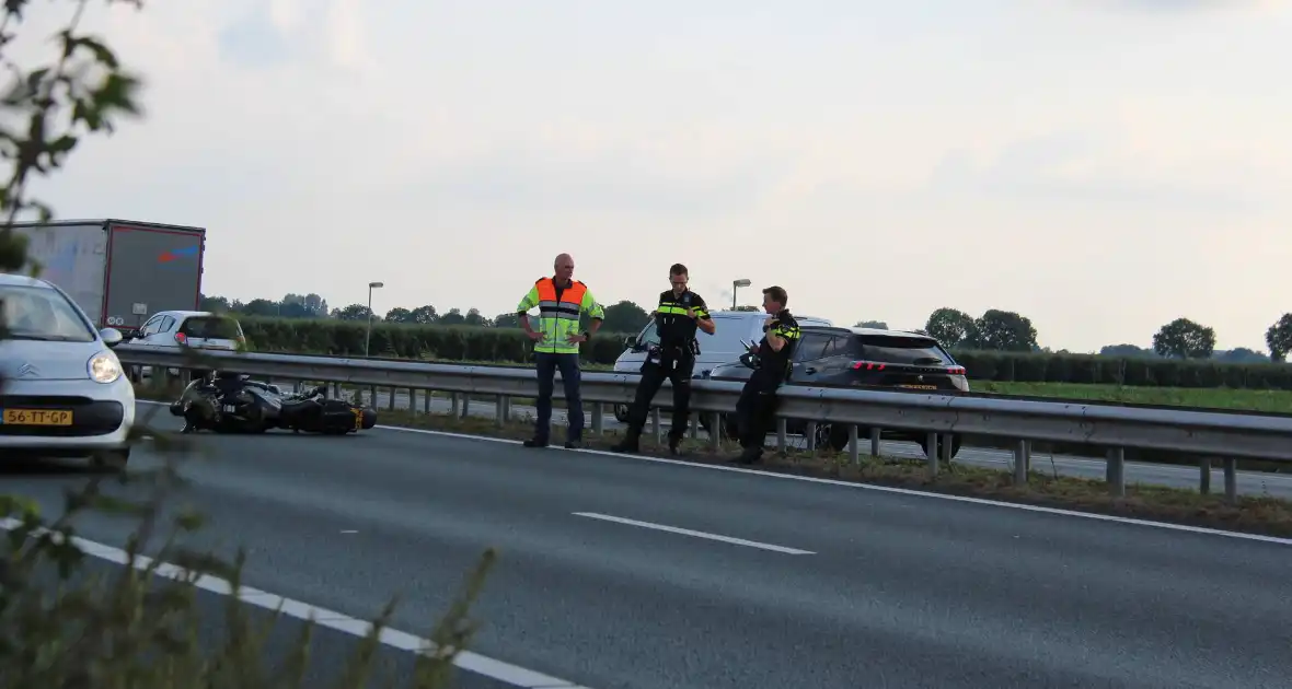 Lange file na verkeersongeval op snelweg - Foto 8