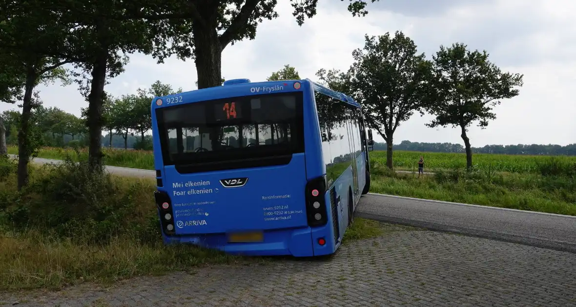 Buschauffeur van Arriva maak inschattingsfout - Foto 2