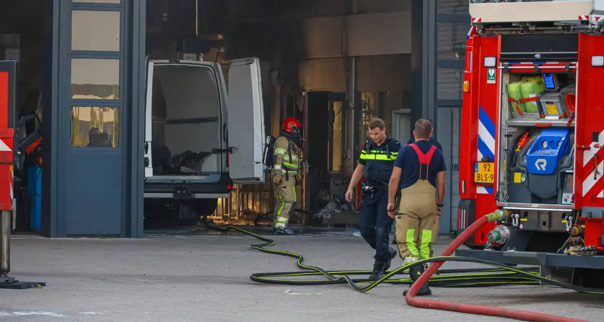 Bedrijfspand Renault Trucks vol rook vanwege brand - Foto 1