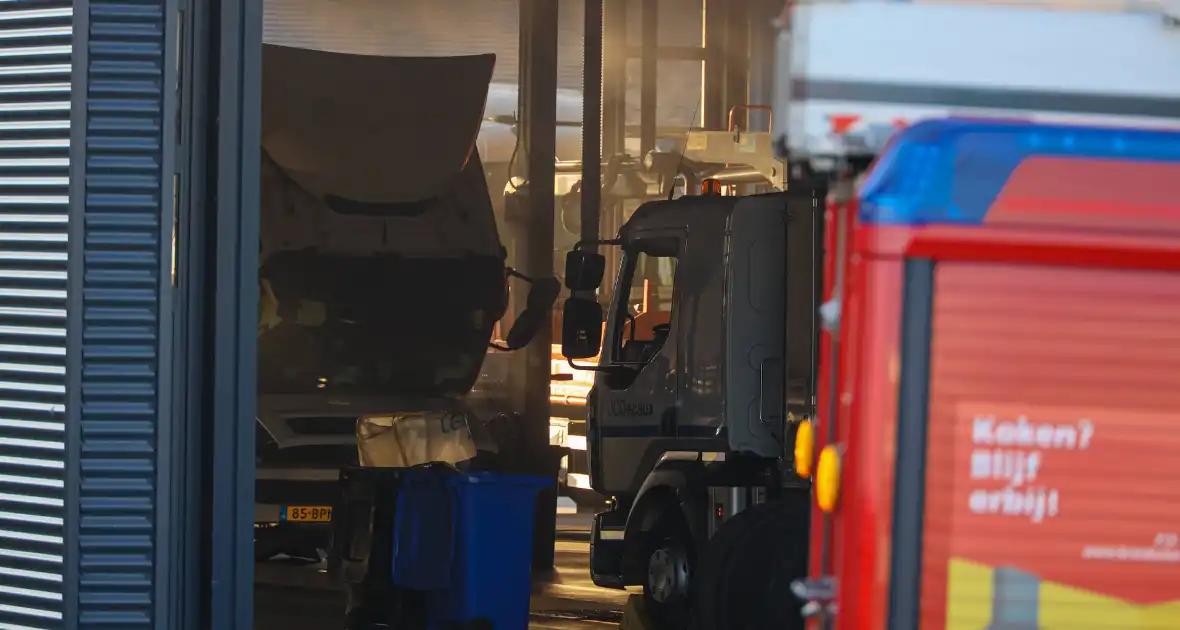 Bedrijfspand Renault Trucks vol rook vanwege brand - Foto 3