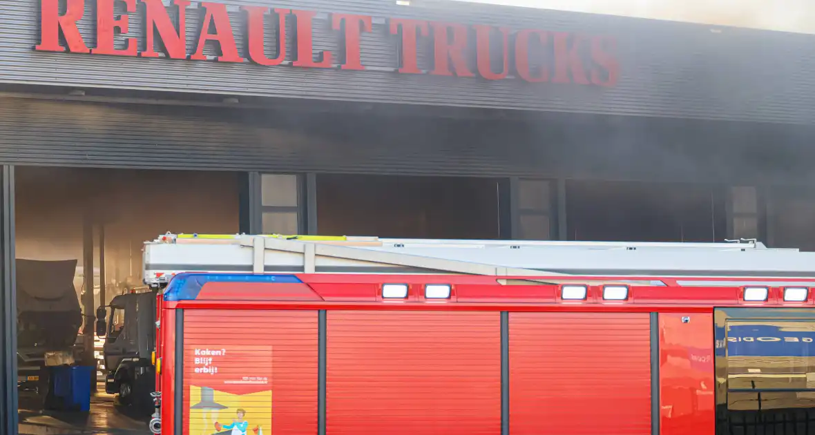 Bedrijfspand Renault Trucks vol rook vanwege brand - Foto 4