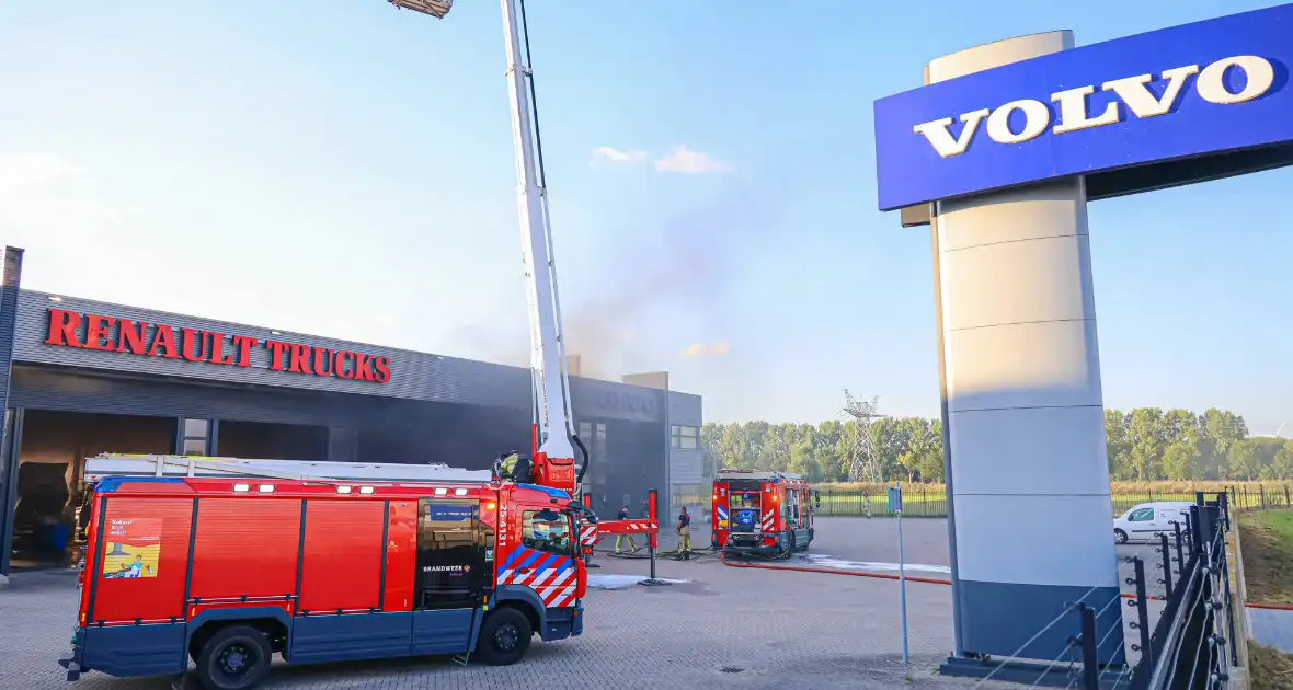 Bedrijfspand Renault Trucks vol rook vanwege brand - Foto 5