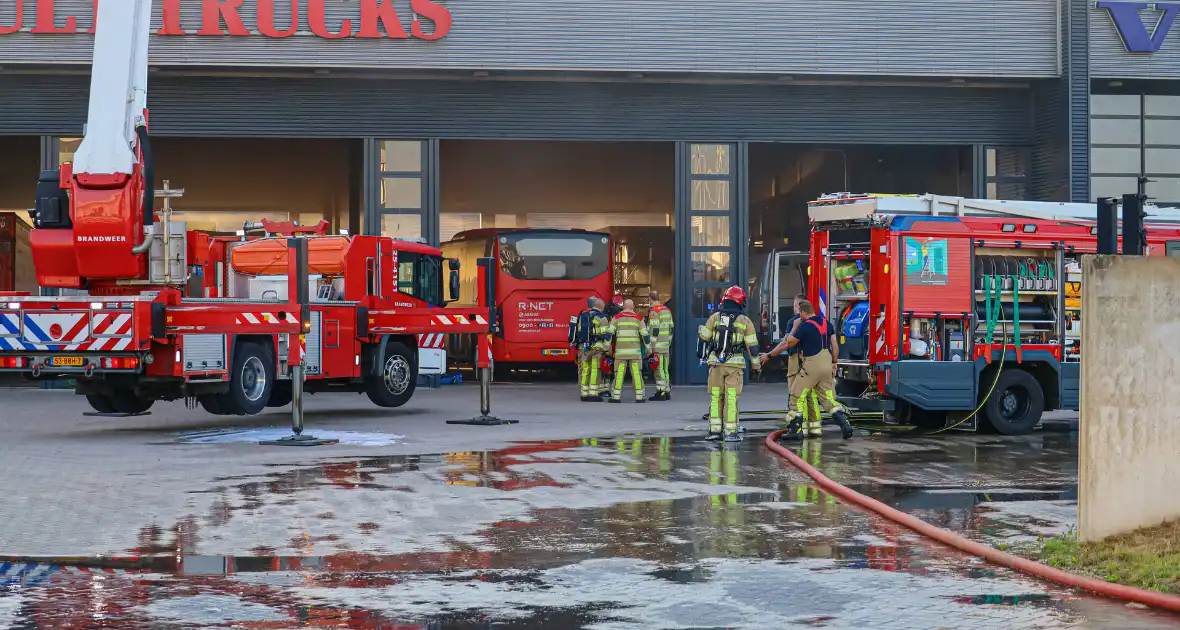 Bedrijfspand Renault Trucks vol rook vanwege brand - Foto 6
