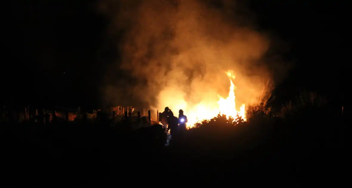 Schuur in boomgaarden vanwege brand verwoest - Foto 1