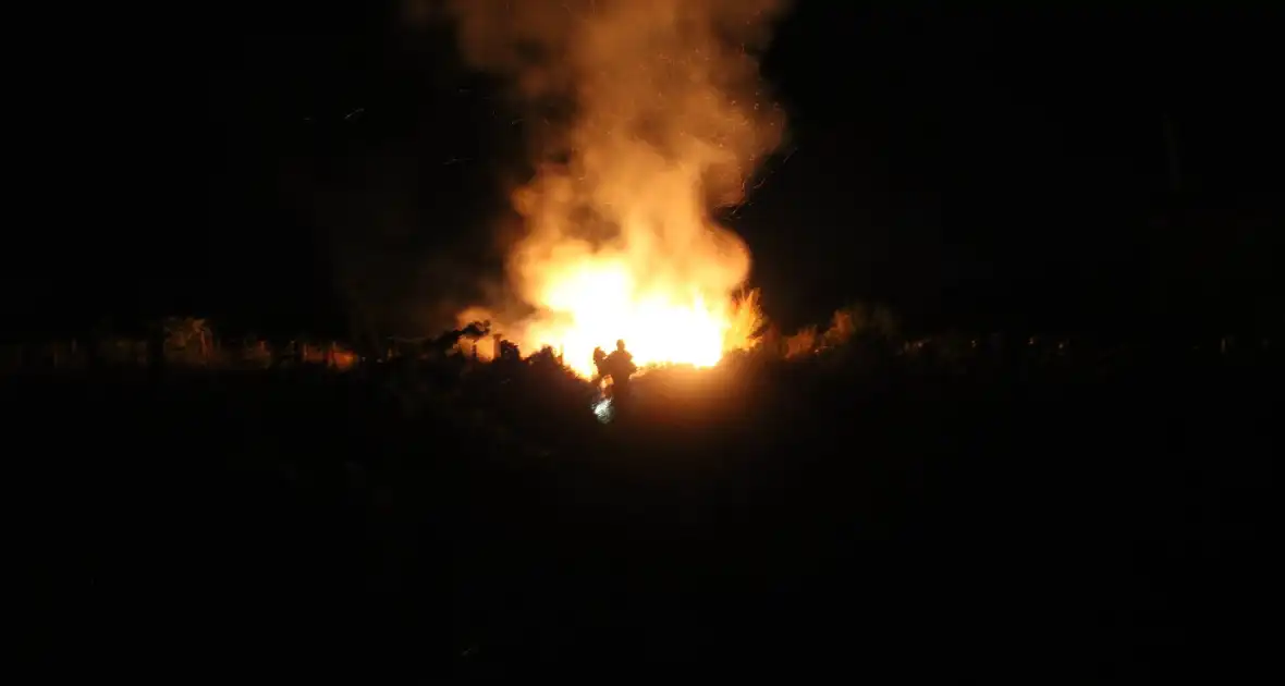 Schuur in boomgaarden vanwege brand verwoest - Foto 2