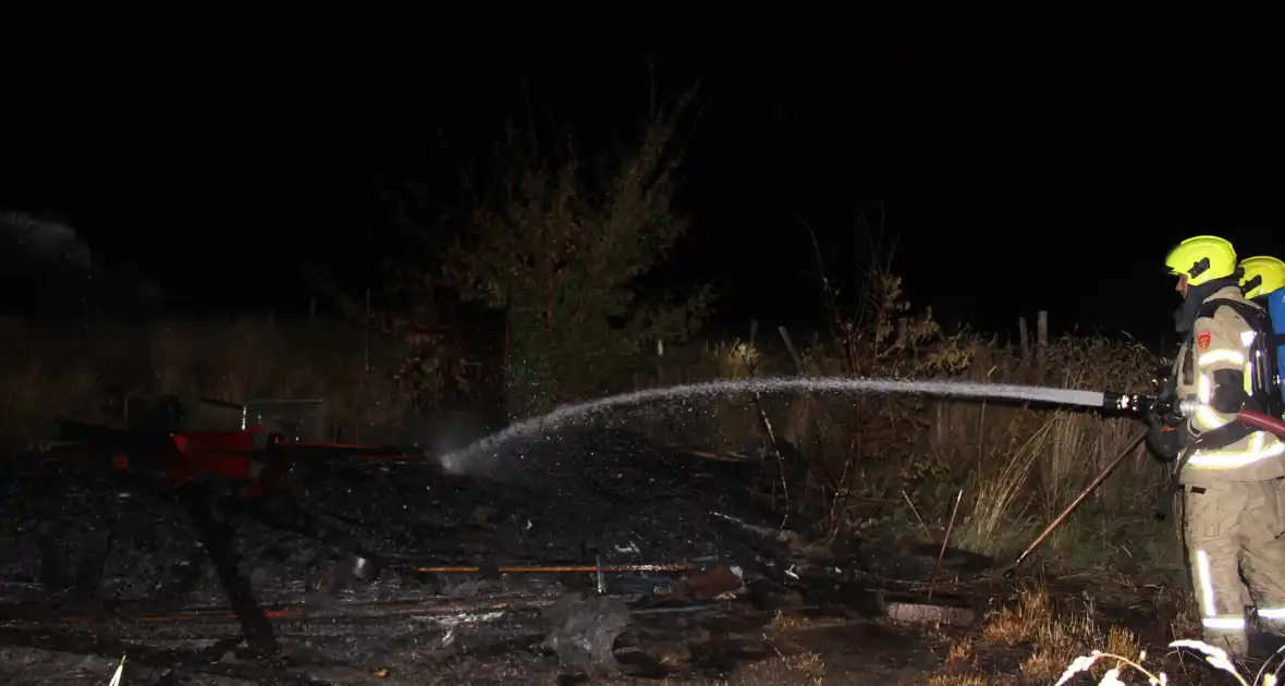 Schuur in boomgaarden vanwege brand verwoest - Foto 4