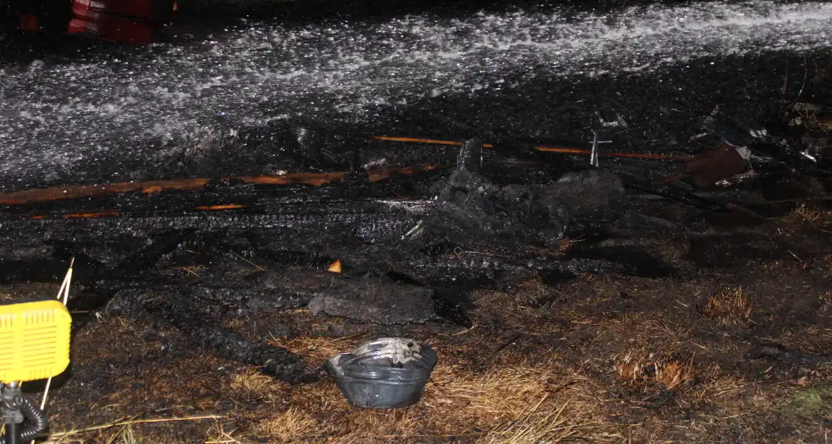 Schuur in boomgaarden vanwege brand verwoest - Foto 5