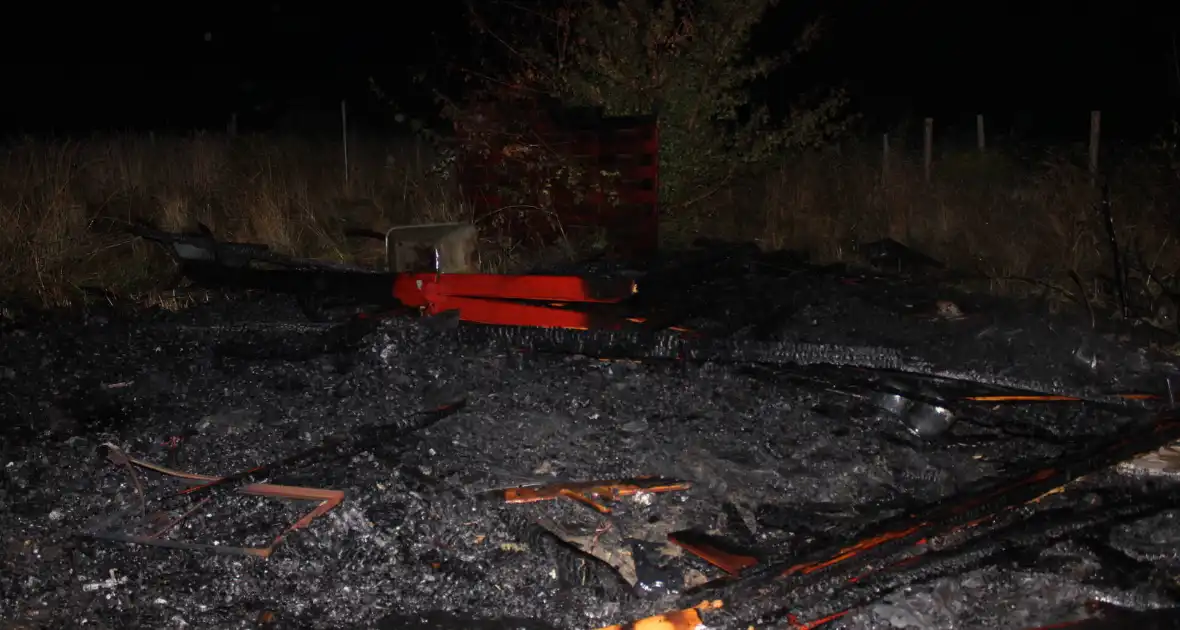 Schuur in boomgaarden vanwege brand verwoest - Foto 6