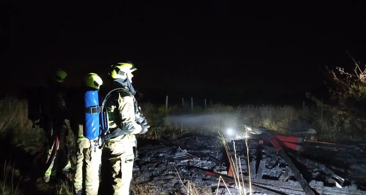 Schuur in boomgaarden vanwege brand verwoest - Foto 7