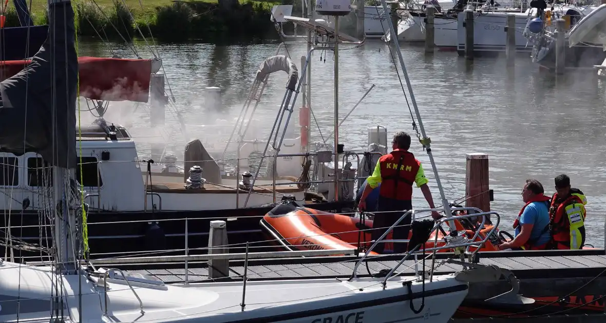 Brand op zeilboot in jachthaven Buyshaven - Foto 1