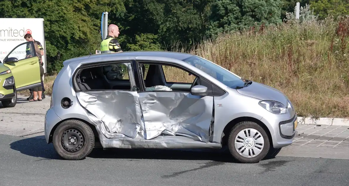 Drie gewonden en flinke schade bij botsing