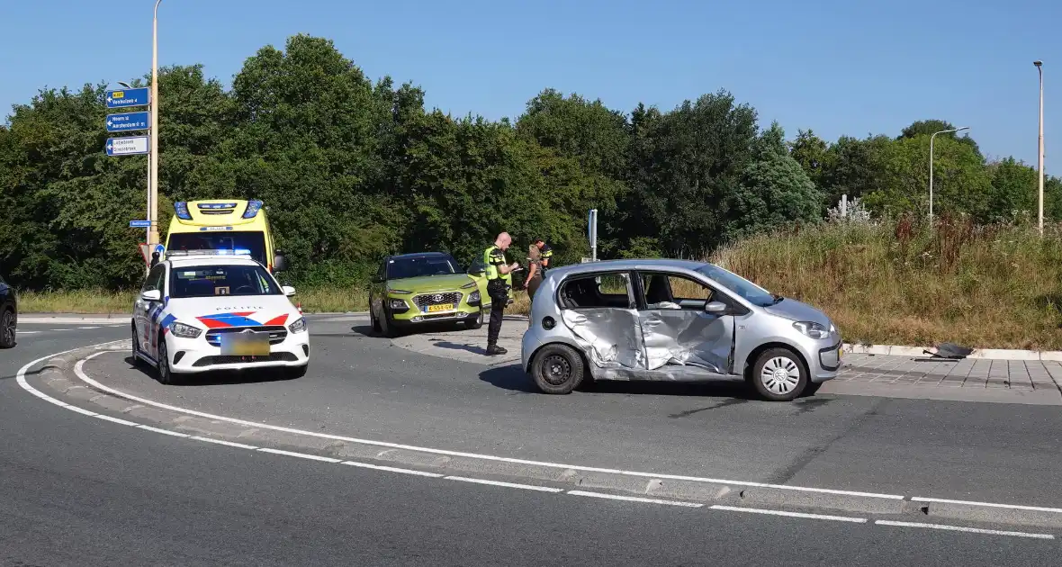 Drie gewonden en flinke schade bij botsing - Foto 1