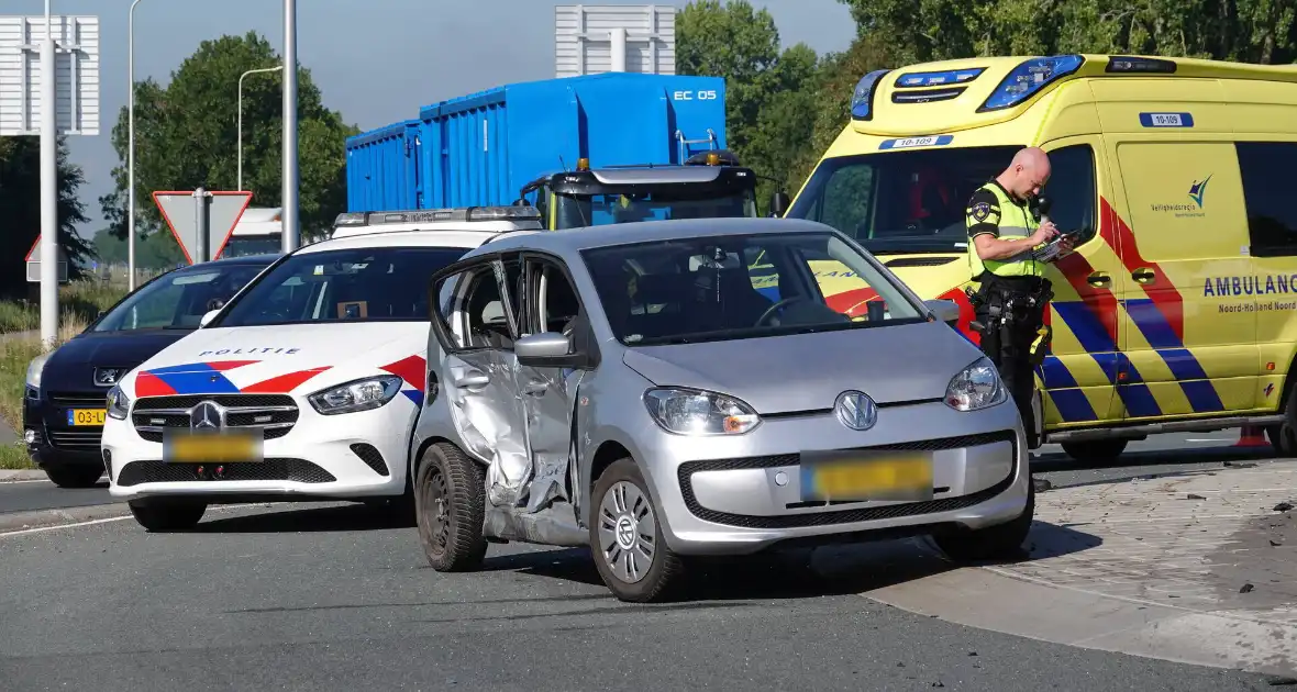 Drie gewonden en flinke schade bij botsing - Foto 2