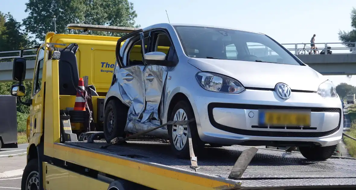 Drie gewonden en flinke schade bij botsing - Foto 3