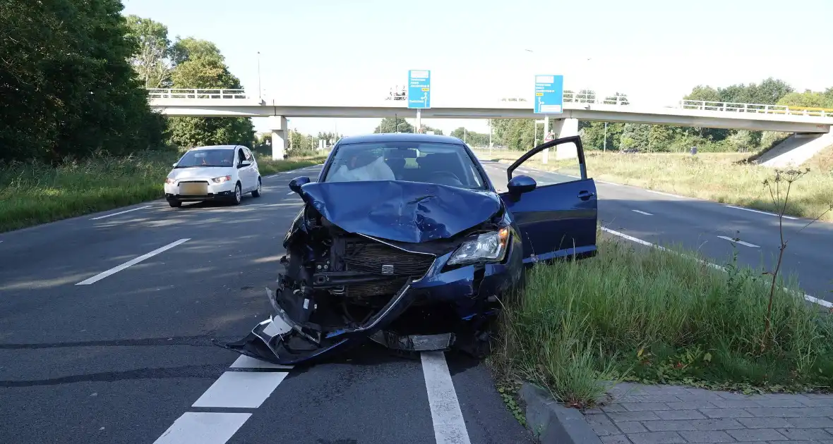 Drie gewonden en flinke schade bij botsing - Foto 4