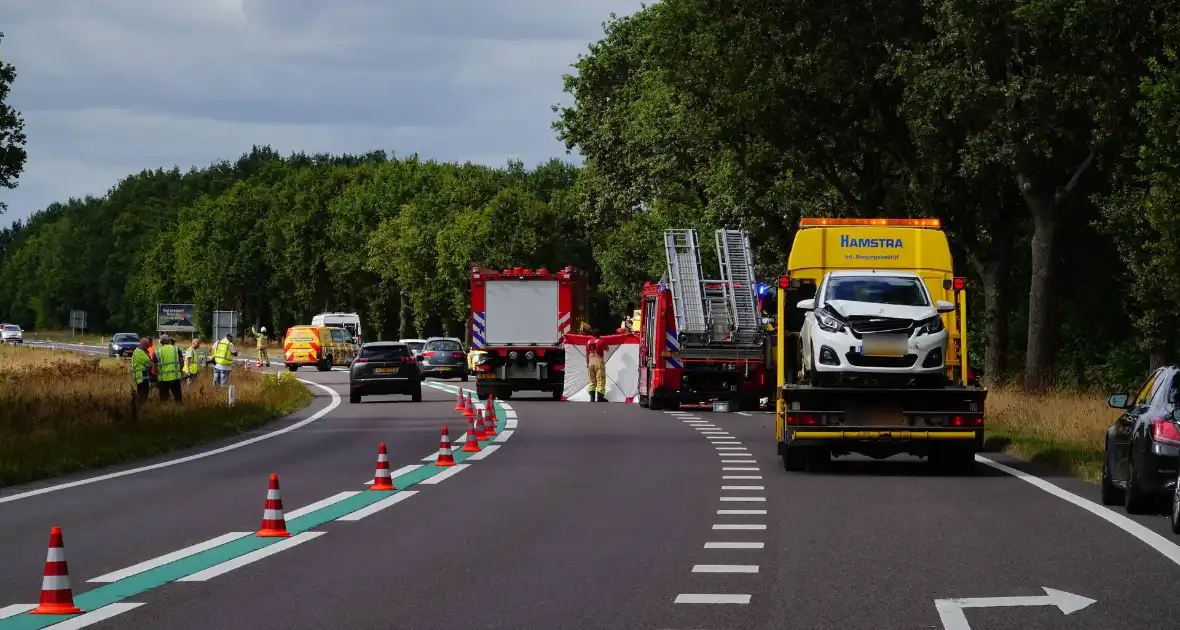 Gewonde nadat auto op de kop belandt - Foto 1