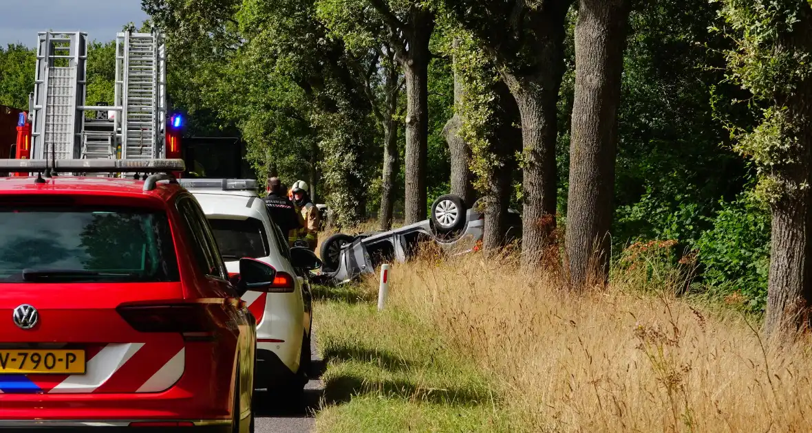 Gewonde nadat auto op de kop belandt - Foto 3