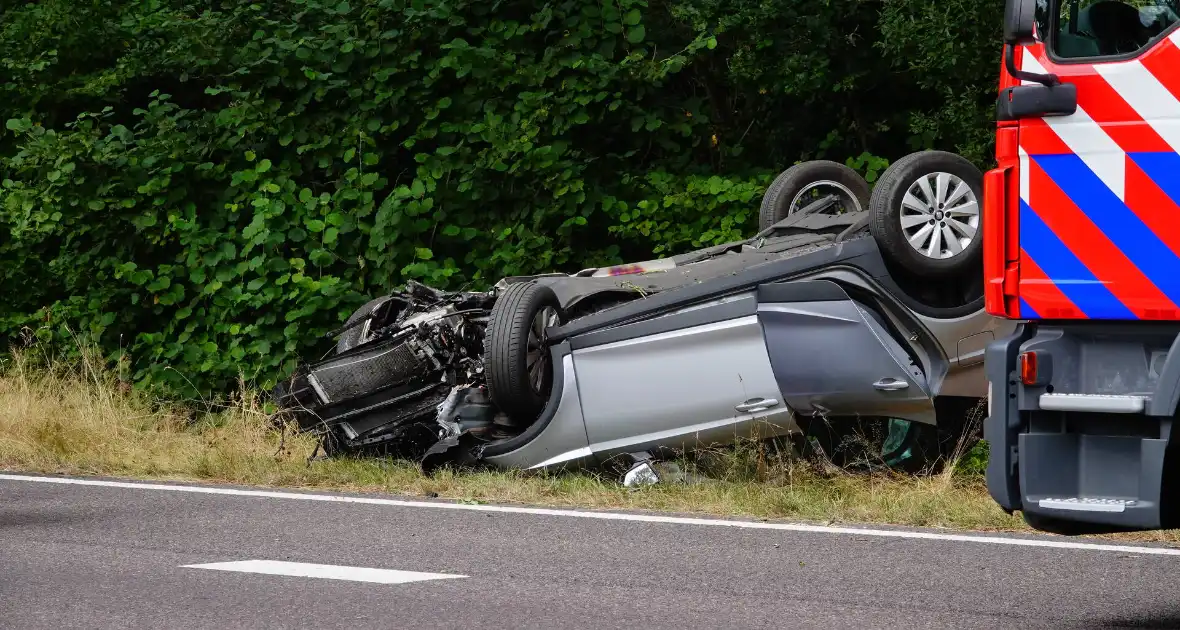 Gewonde nadat auto op de kop belandt - Foto 4