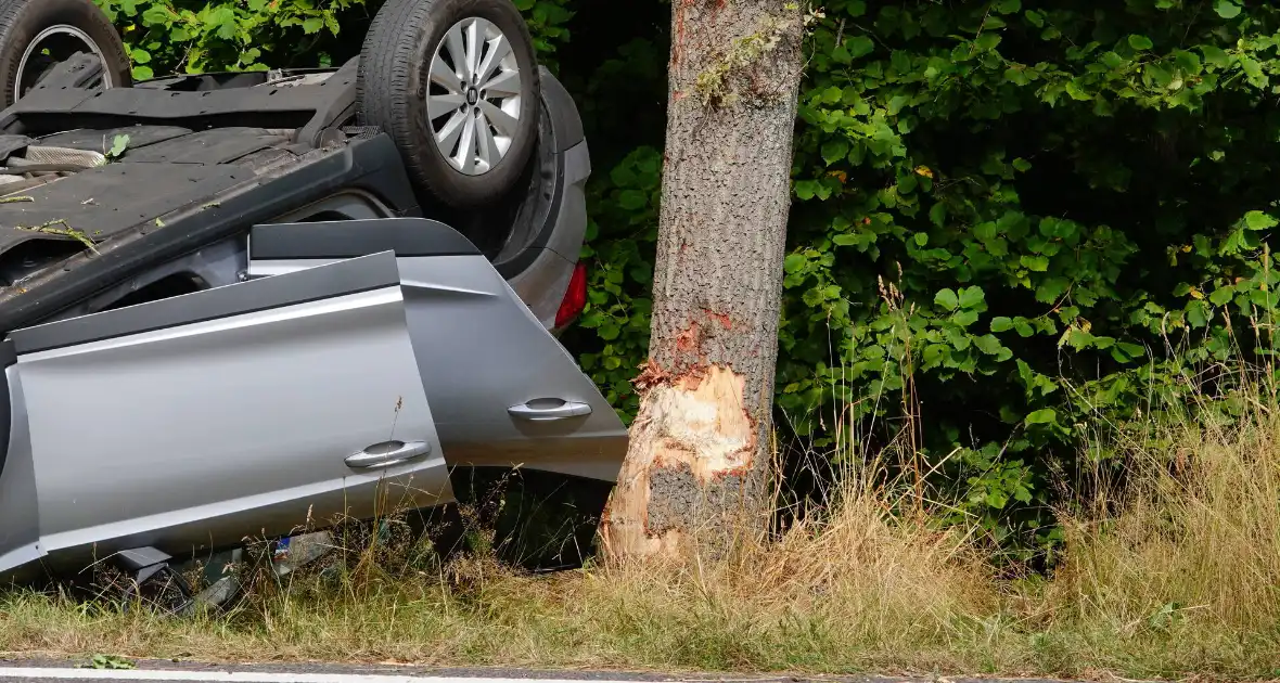 Gewonde nadat auto op de kop belandt - Foto 5