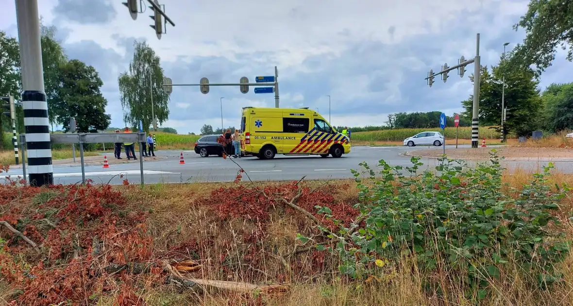 Auto's in botsing op kruising