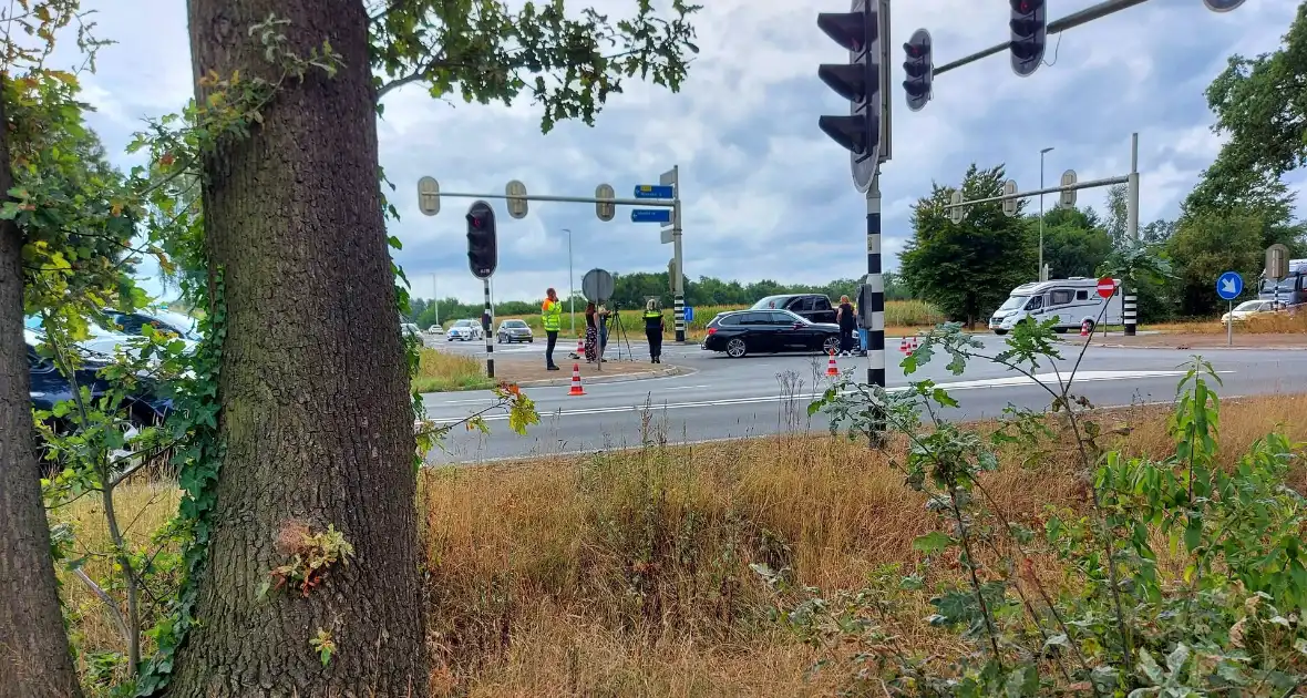 Auto's in botsing op kruising - Foto 1