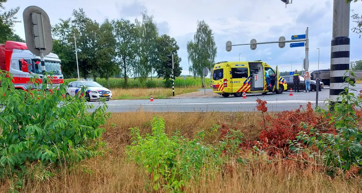 Auto's in botsing op kruising - Foto 2