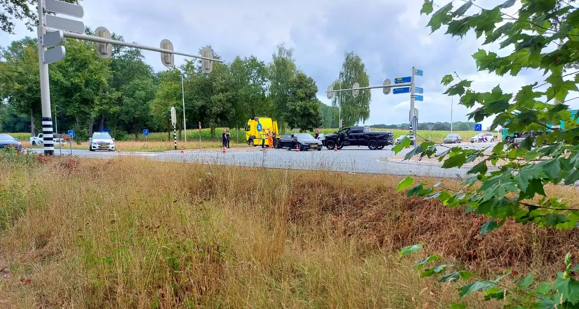 Auto's in botsing op kruising - Foto 3