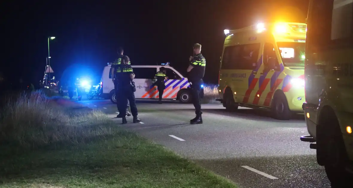 Twee gewonden bij auto te water - Foto 1