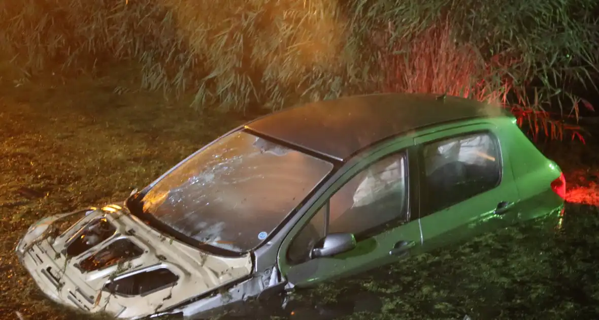 Twee gewonden bij auto te water - Foto 7