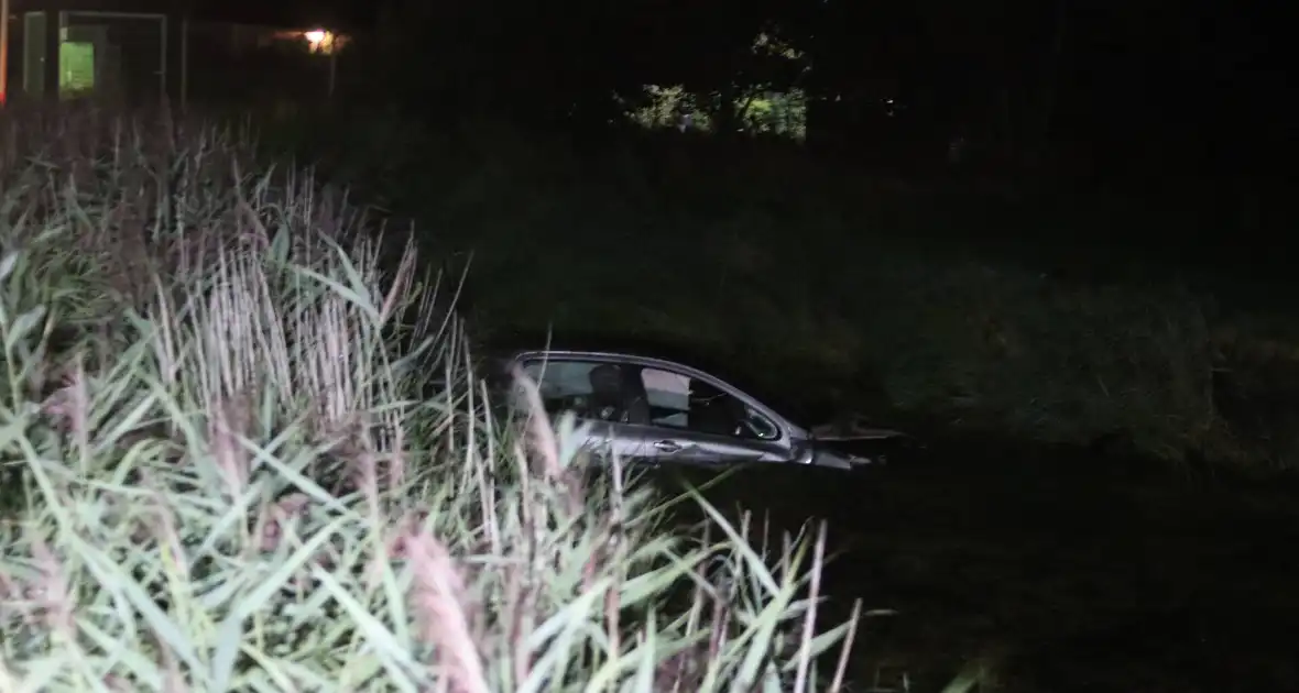 Twee gewonden bij auto te water - Foto 8