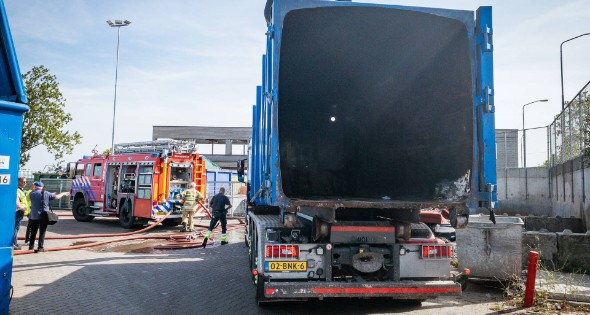 Inhoud van vrachtwagen vliegt in brand - Afbeelding 5