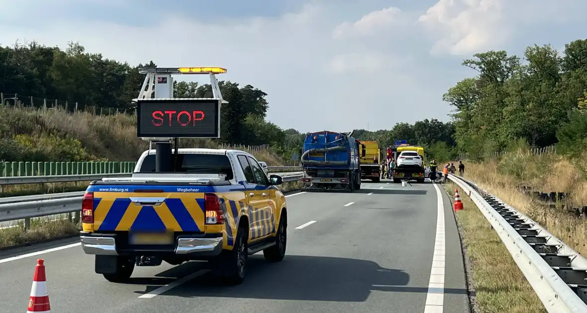 Twee personenwagens botsen op elkaar