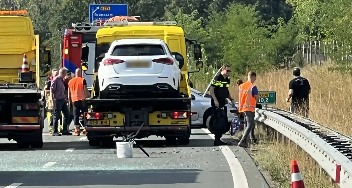 Twee personenwagens botsen op elkaar - Foto 1