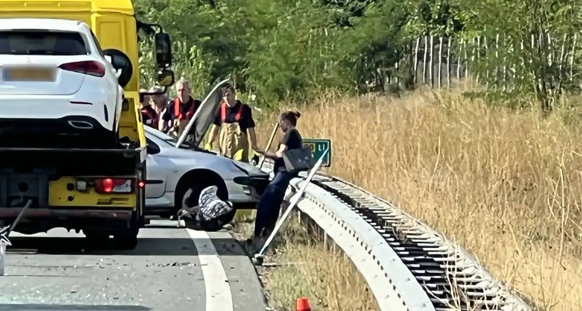 Twee personenwagens botsen op elkaar - Foto 2