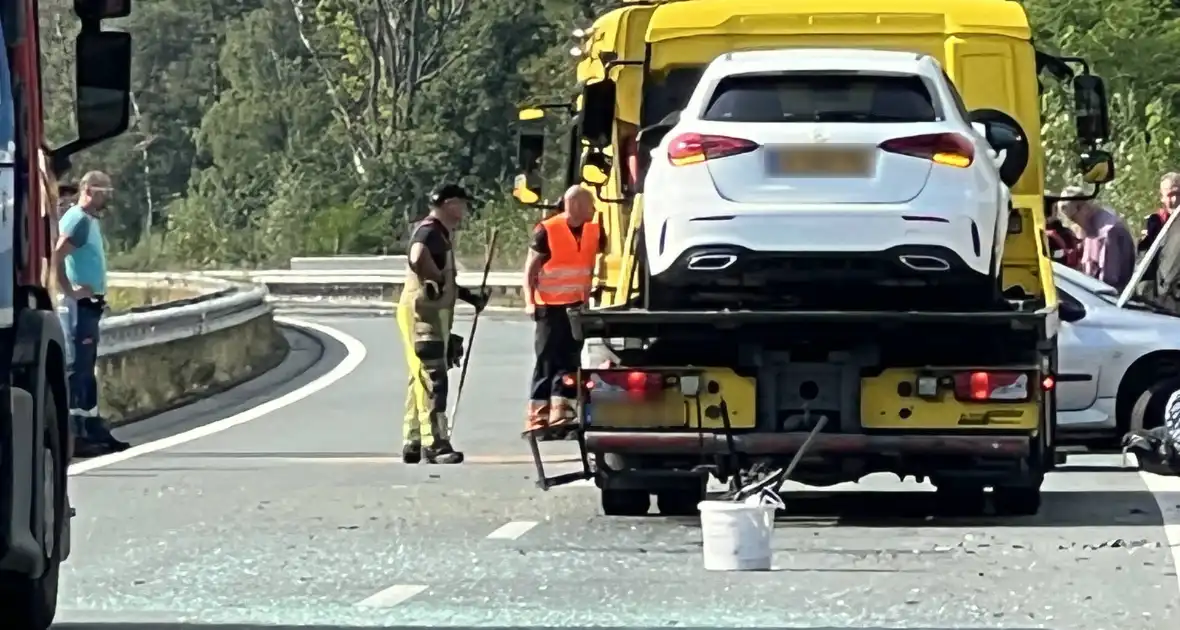 Twee personenwagens botsen op elkaar - Foto 3