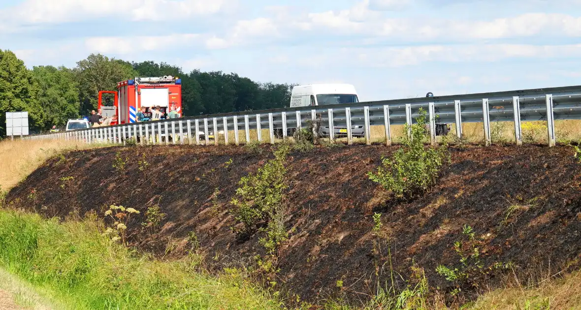 Brandweer blust bermbrand langs provincialeweg